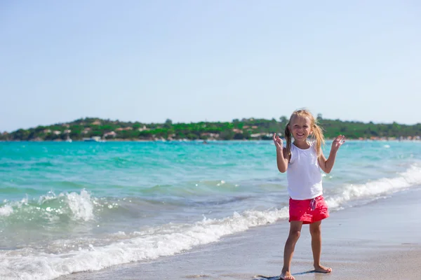 地处热带的海滩假期玩乐的可爱小女孩 — 图库照片