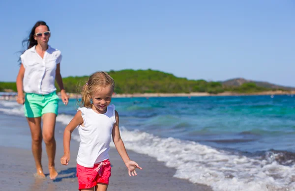 Sevimli küçük kız ve tropikal tatil sırasında mutlu anne — Stok fotoğraf