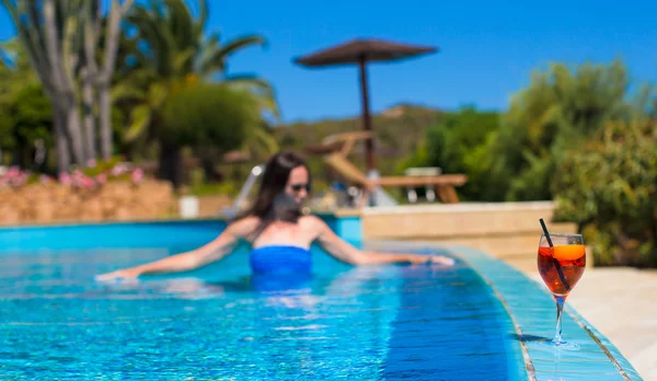 Bella giovane donna rilassante in piscina con cocktail — Foto Stock