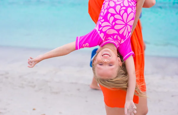Piccola ragazza felice godersi le vacanze estive con la mamma durante la spiaggia bianca — Foto Stock