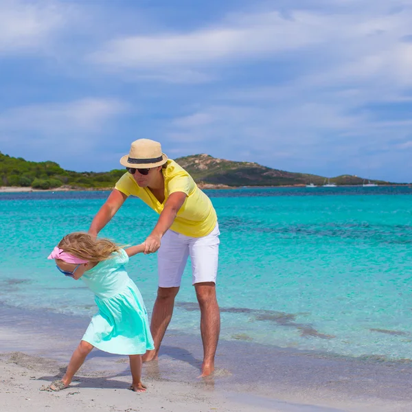 Giovane padre e piccola figlia si divertono durante le vacanze al mare tropicale — Foto Stock