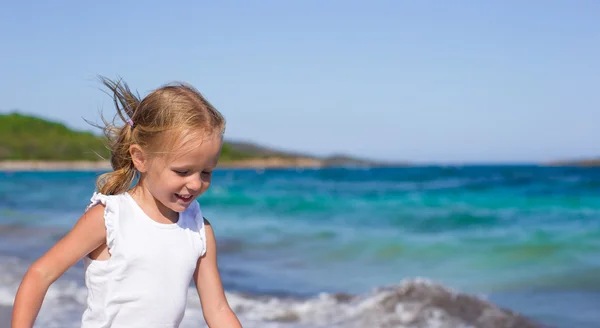 Αξιολάτρευτο κοριτσάκι τη διασκέδαση κατά τη διάρκεια τροπική παραλία διακοπές — Φωτογραφία Αρχείου