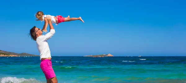 Liten flicka och pappa ha kul under tropisk strandsemester — Stockfoto