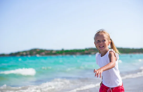 Adorable little girl having fun during tropical beach vacation — Stock Photo, Image