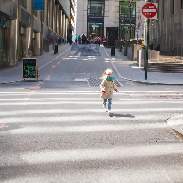 Очаровательная маленькая девочка, гуляющая по Нью-Йорку весной солнечного дня — стоковое фото