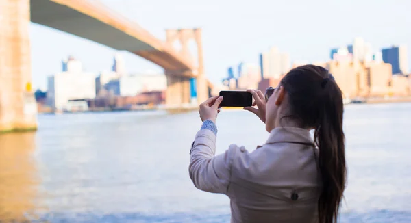 Chica joven fotografiado el puente de Brooklyn — Foto de Stock