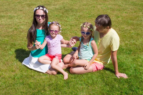 Açık havada yaz gününde iki çocuklu mutlu aile — Stok fotoğraf
