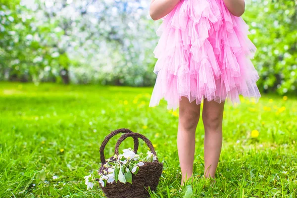 Adorable niña en el jardín de manzanos en flor —  Fotos de Stock