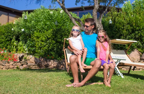 Vater und Kinder bei tropischem Strandurlaub im Freien — Stockfoto