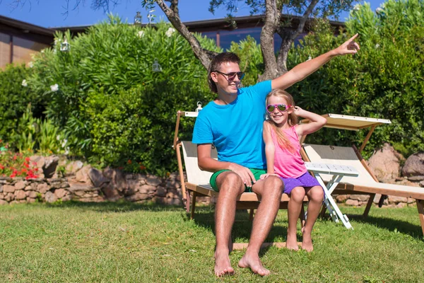 Ojciec i córka w tropikalny wakacje zabawa zewnątrz — Zdjęcie stockowe