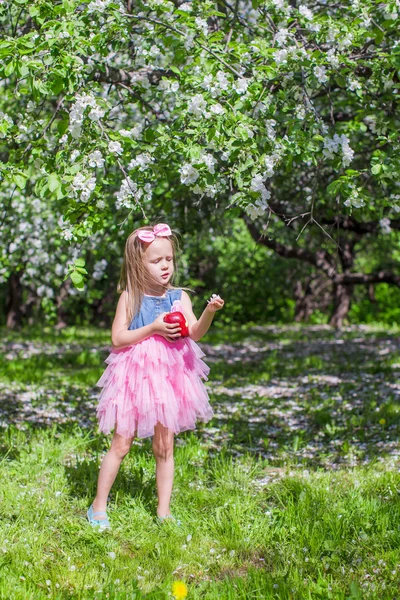 Adorabile bambina divertirsi nel giardino fiorito di melo a maggio — Foto Stock