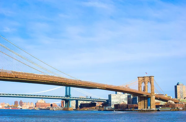 Puente de Brooklyn sobre East River visto desde Nueva York —  Fotos de Stock