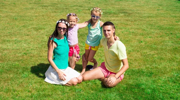 Famiglia felice con due bambini all'aperto nella giornata estiva — Foto Stock