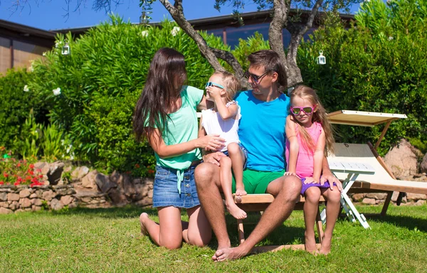 Yaz tatili sırasında dört kişilik mutlu aile — Stok fotoğraf