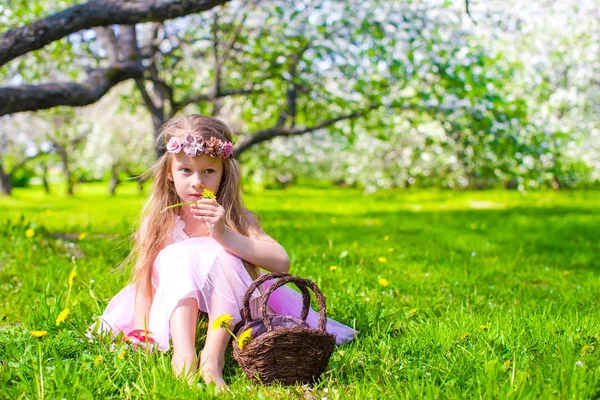 Glückliches kleines entzückendes Mädchen im blühenden Apfelbaumgarten — Stockfoto