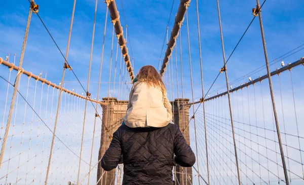 Dad and little girl on Brooklyn bridge, New York City, USA — Stock Photo, Image