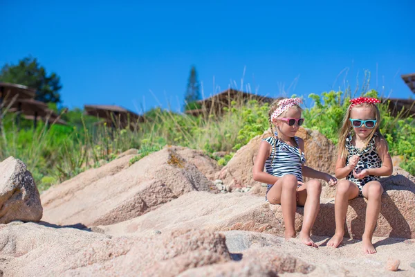 Entzückende kleine Mädchen haben Spaß am weißen Strand im Urlaub — Stockfoto