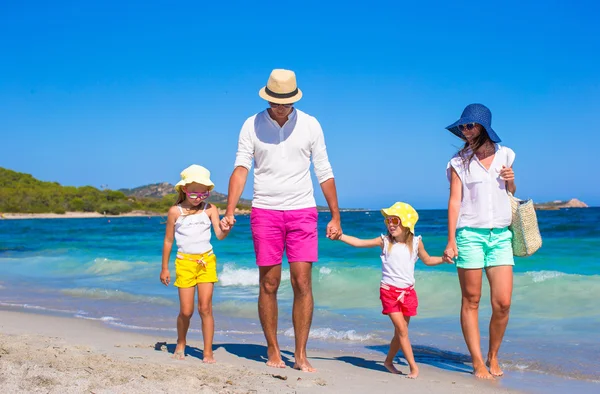 Familia feliz de cuatro durante las vacaciones en la playa — Foto de Stock