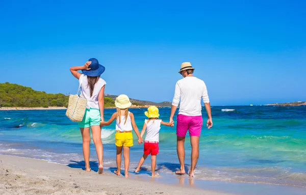 Lycklig familj av fyra under strandsemester — Stockfoto