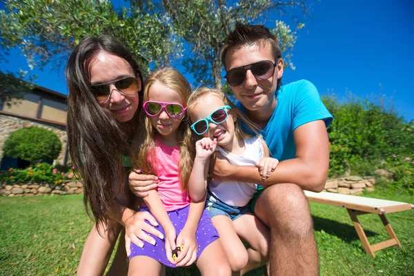 Nahaufnahme einer schönen vierköpfigen Familie im Tropenurlaub — Stockfoto