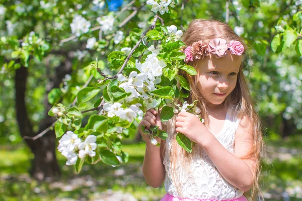 Feliz niña adorable en el floreciente jardín de manzanas —  Fotos de Stock