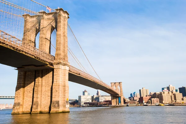 Brooklyn Brug over de East River vanuit New York City. Zwart-wit. — Stockfoto