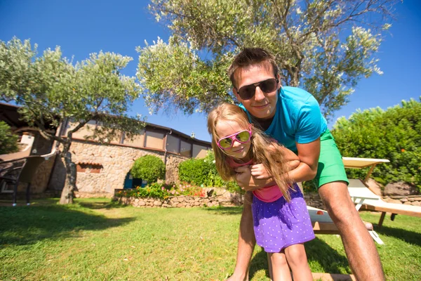 Padre e hija en vacaciones tropicales divertirse al aire libre — Foto de Stock