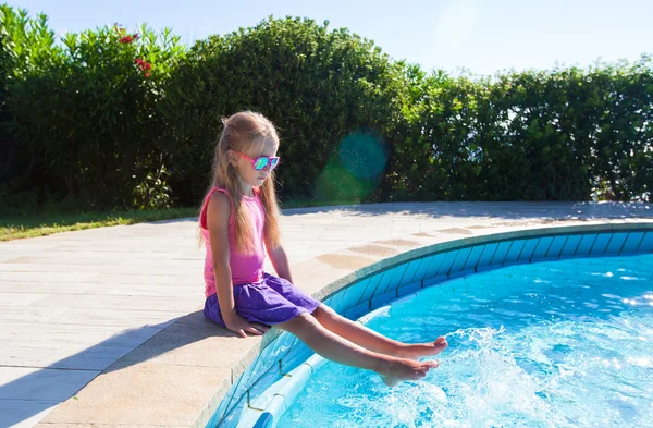 Adorable niña divertirse al aire libre cerca de la piscina —  Fotos de Stock