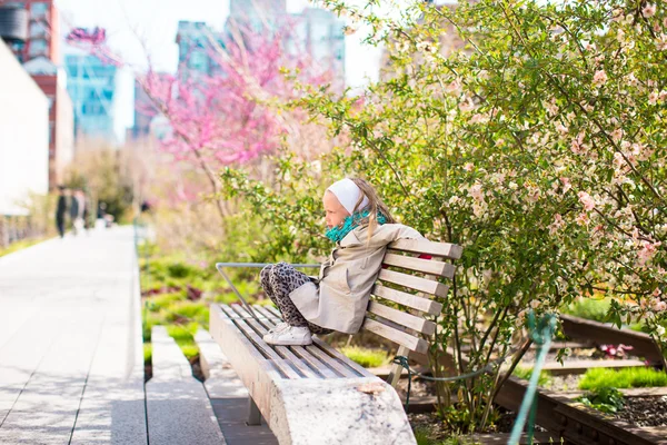 Солнечный весенний день на New Yorks High Line — стоковое фото