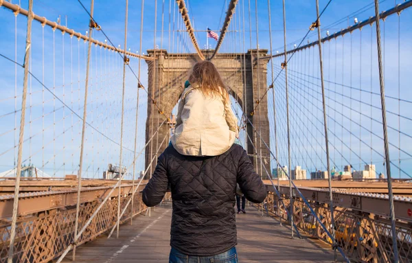 Папа и маленькая девочка на Бруклинском мосту, Нью-Йорк, США — стоковое фото