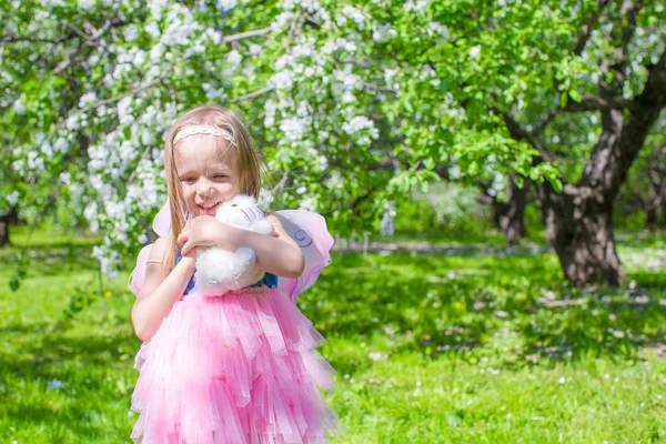 Schattig meisje in bloeiende apple boom tuin — Stockfoto