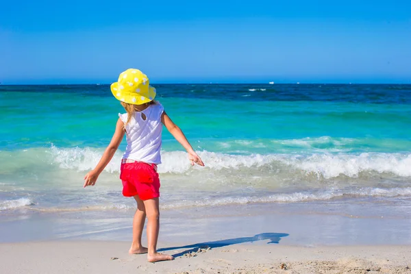 Bedårande liten flicka på vita stranden under tropiska semester — Stockfoto