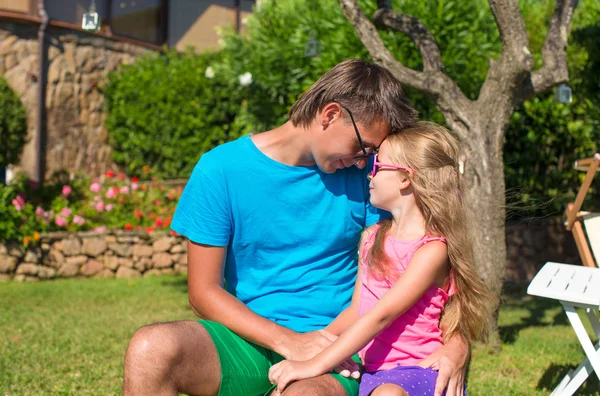 Father and daughter at tropical vacation having fun outdoor — Stock Photo, Image