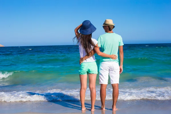 Happy family at white beach during tropical vacation — Stock Photo, Image