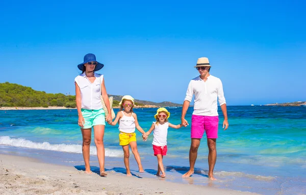 Familia feliz de cuatro durante las vacaciones en la playa — Foto de Stock