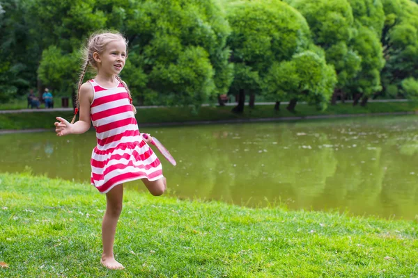 Carino bambina giocare badminton su picnic — Foto Stock