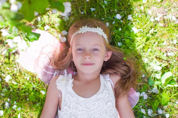 Porträtt av bedårande liten flicka i blommande apple träd trädgård — Stockfoto