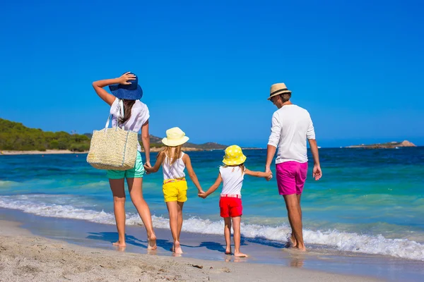 Familia feliz de cuatro durante las vacaciones en la playa —  Fotos de Stock