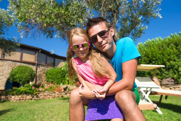 Father and daughter at tropical vacation having fun outdoor — Stock Photo, Image