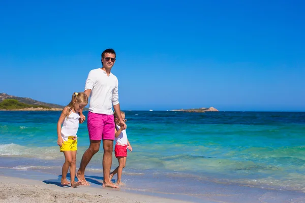 Little girls and happy dad having fun during tropical vacation — Stock Photo, Image