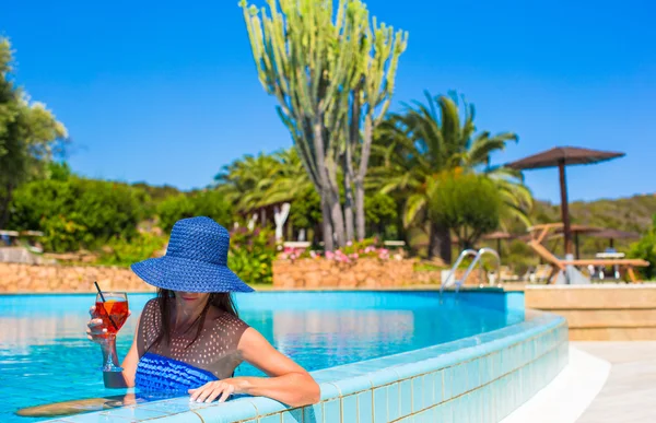 Bela jovem mulher relaxante na piscina — Fotografia de Stock