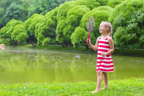 Bedårande liten flicka spela badminton på picknick — Stockfoto