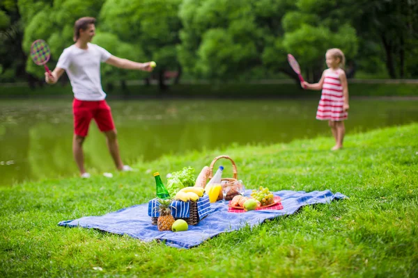 Happy family picnicking in the park — Stock Photo, Image