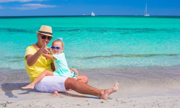 Papá con niño divirtiéndose durante las vacaciones en la playa tropical — Foto de Stock
