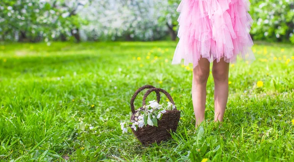 Rozkošná holčička v kvetoucí zahrada jablko — Stock fotografie