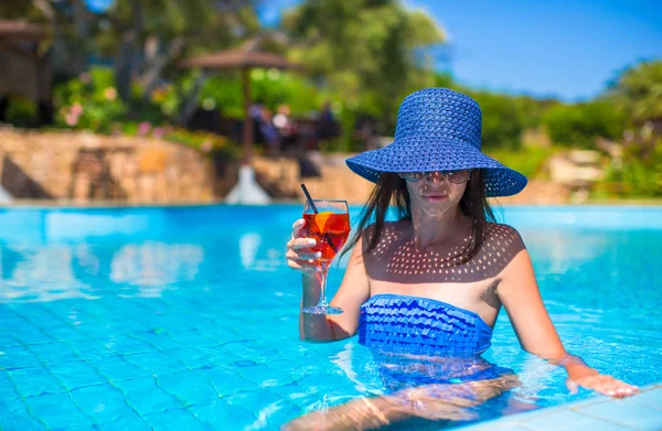 Bela jovem mulher relaxante na piscina — Fotografia de Stock