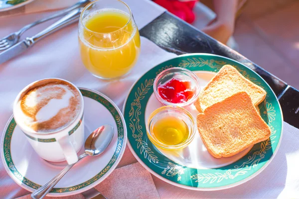 Hälsosam frukost i restaurangen resort utomhus — Stockfoto