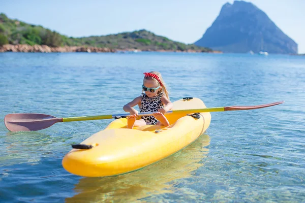 Pequeña adorable chica feliz kayak en el mar azul durante las vacaciones de verano — Foto de Stock