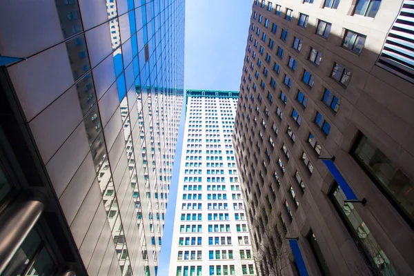 Высотные здания в финансовом районе Уолл-стрит в Нью-Йорке — стоковое фото