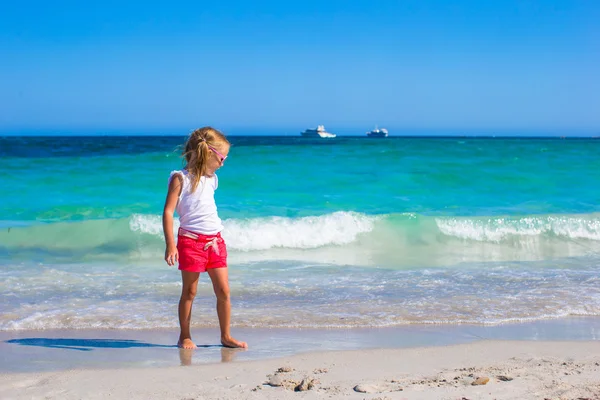 Очаровательная маленькая девочка на белом пляже во время тропического отдыха — стоковое фото